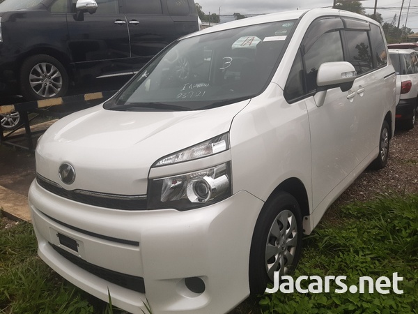 Toyota Voxy 2,0L 2013-1