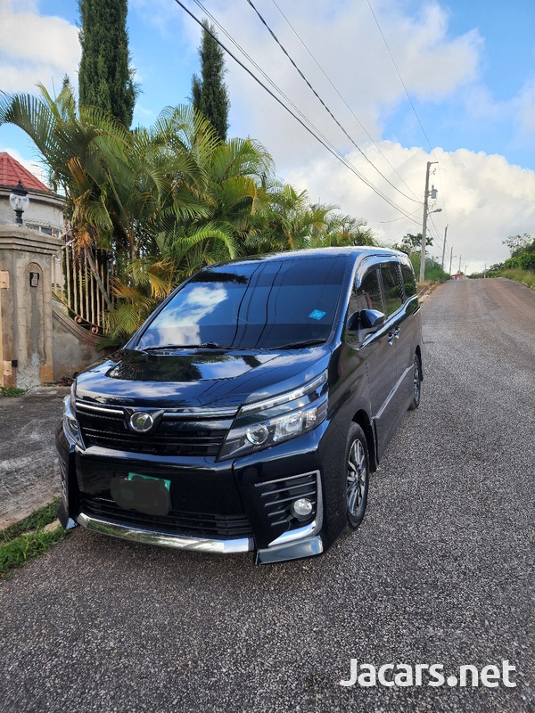 Toyota Voxy 2,0L 2015-1