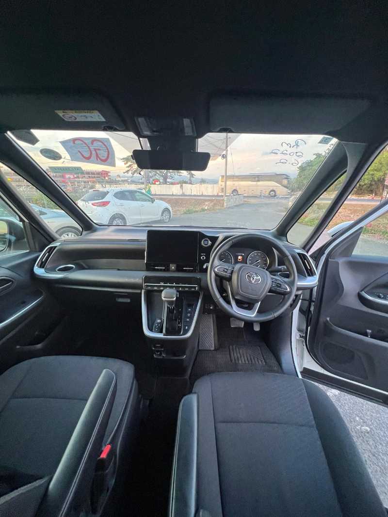 Toyota Voxy 2,0L 2022 JA$6,200,000 №2526772 in Saint Catherine