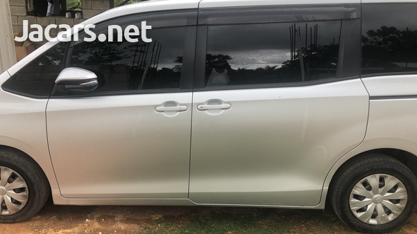 Toyota Voxy 2,0L 2014-3