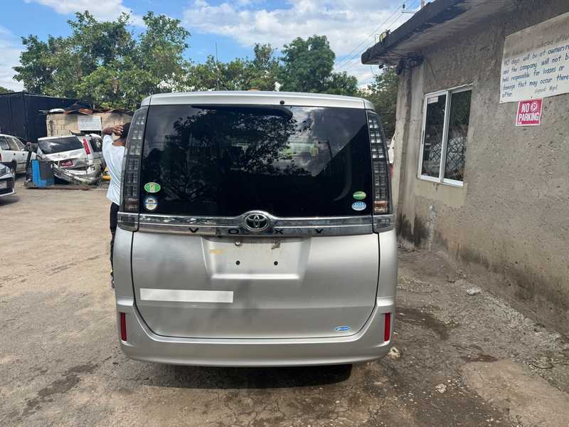 Toyota Voxy 2,0L 2017 JA$2,800,000 №2491858 in Saint Catherine