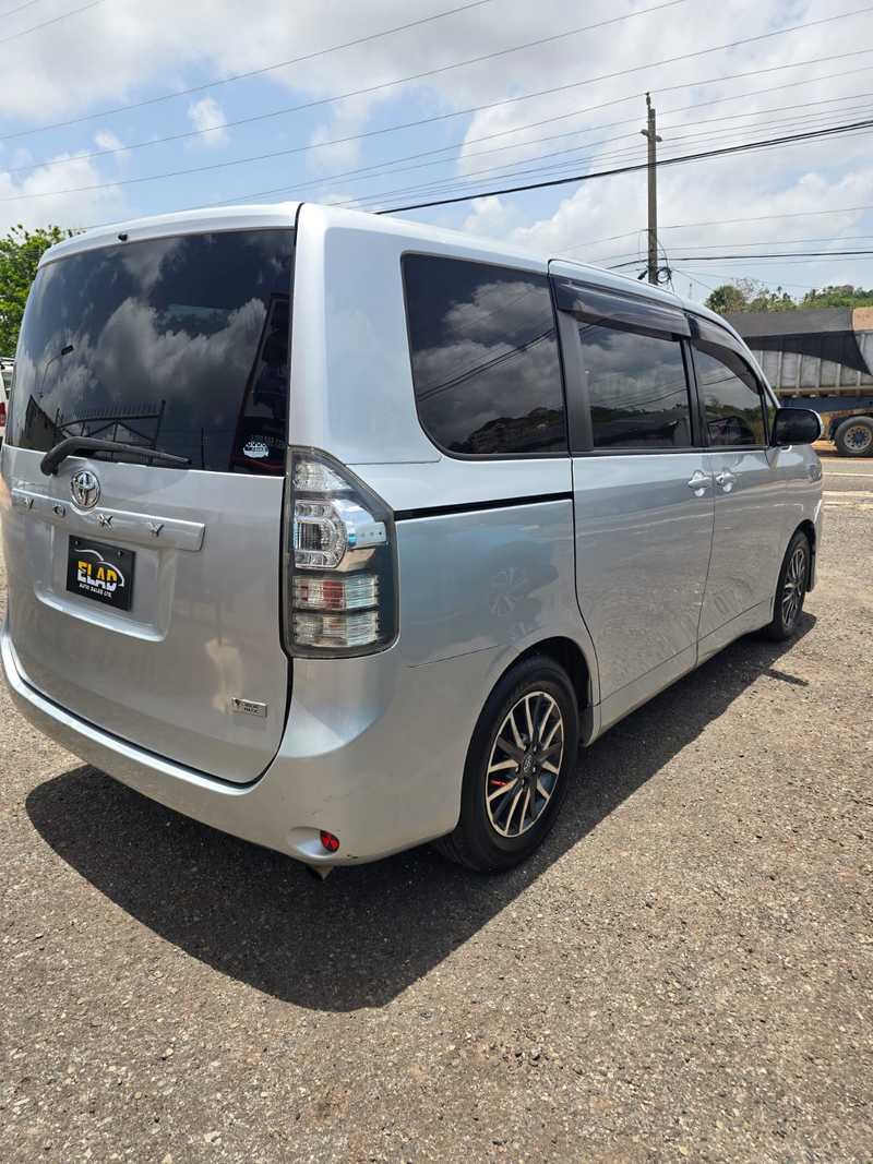 Toyota Voxy 2,0L 2012 №2521127 in Manchester - Voxy - sell, buy