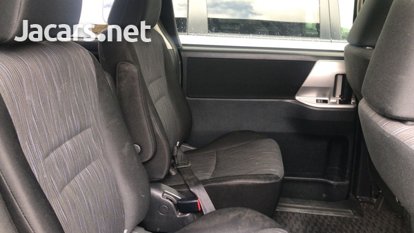 Toyota Voxy 2,0L 2013-9