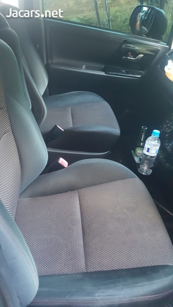 Toyota Voxy GS 2011-8