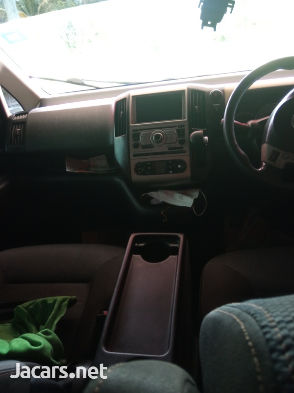 Nissan Serena 2,0L 2010-3