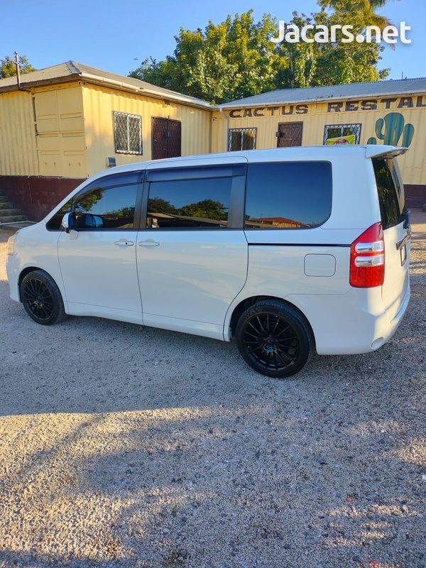 Toyota Noah 2,0L 2013-3