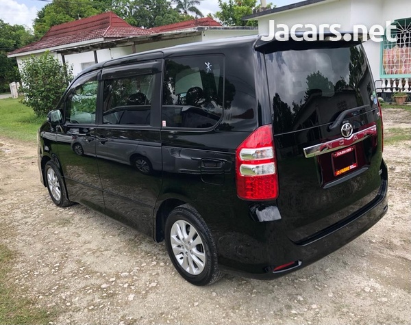 Toyota Noah 2,0L 2013-11