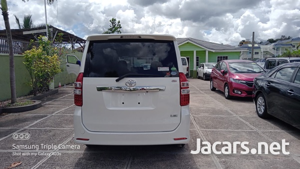 Toyota Noah 2,0L 2013-5