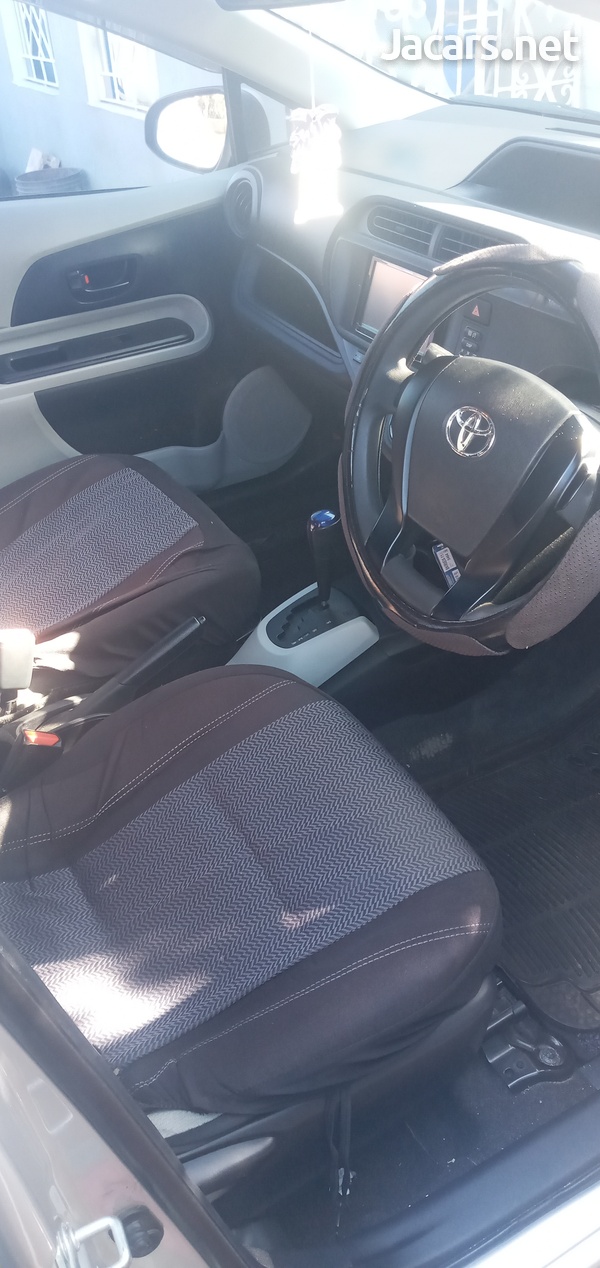 Toyota Aqua 1,5L 2012-5