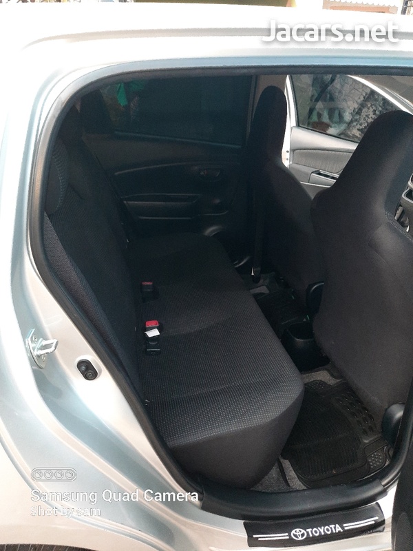 Toyota Vitz 1,0L 2015-12