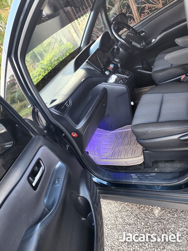 Toyota Voxy 2,0L 2015-6