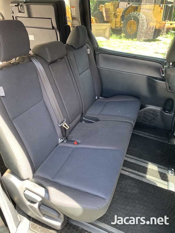 Toyota Voxy 2,0L 2015-6