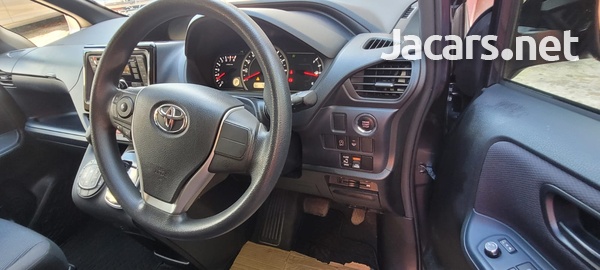 Toyota Voxy 2,0L 2015-10
