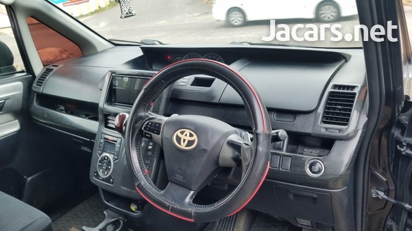 Toyota Voxy 2,0L 2011-3