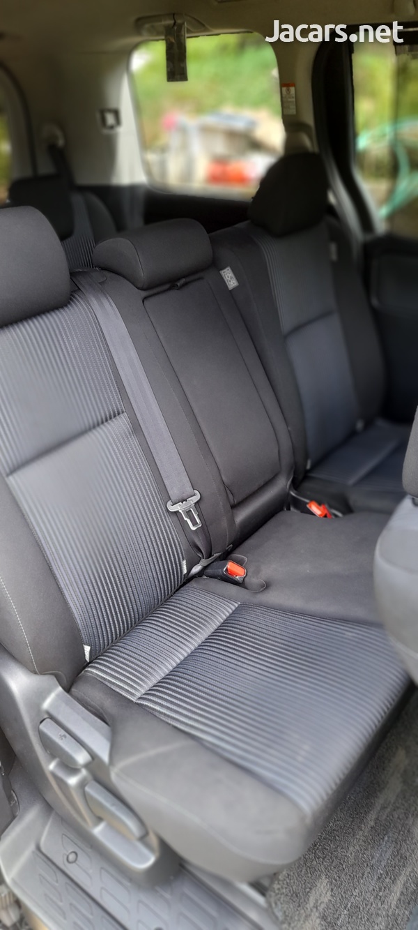 Toyota Noah 2,0L 2014-8