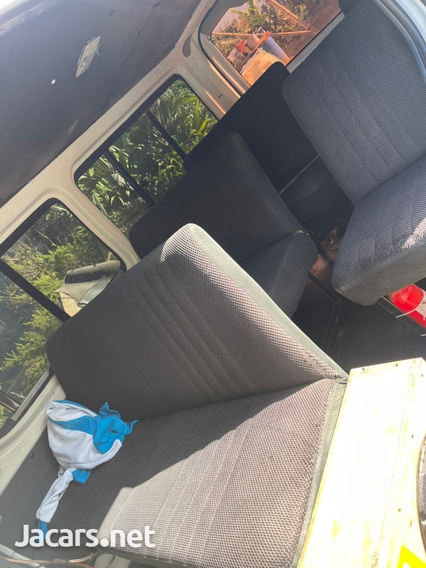 Toyota Hiace Bus-4