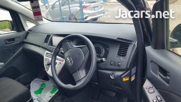 Toyota Isis 2,0L 2013-8