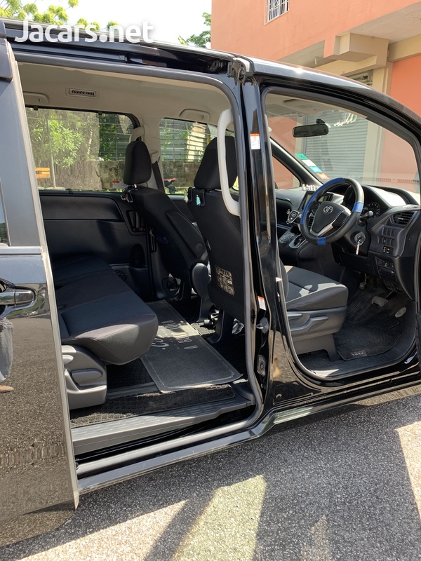 Toyota Voxy 2,0L 2015-5