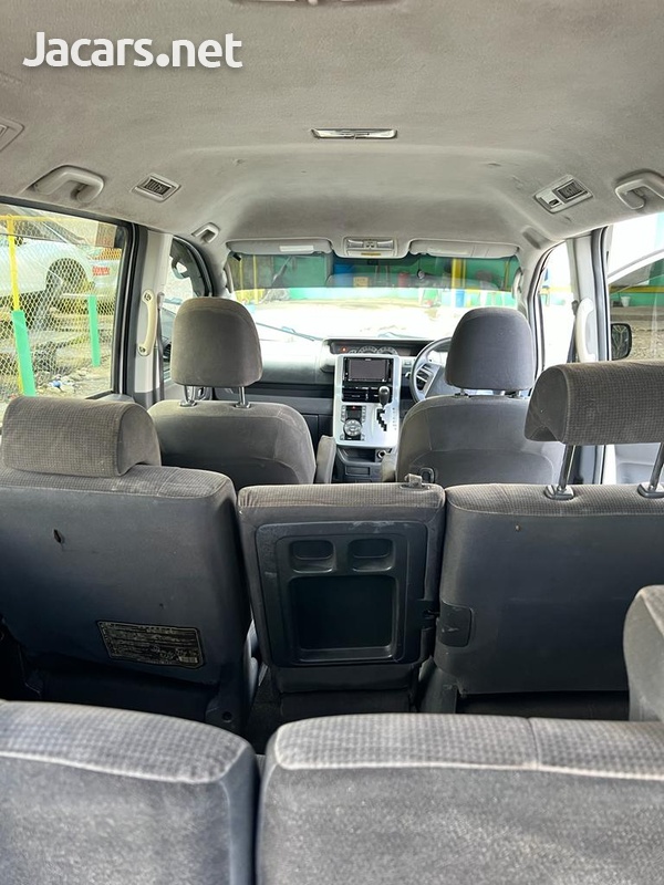 Toyota Voxy 2,0L 2010-7