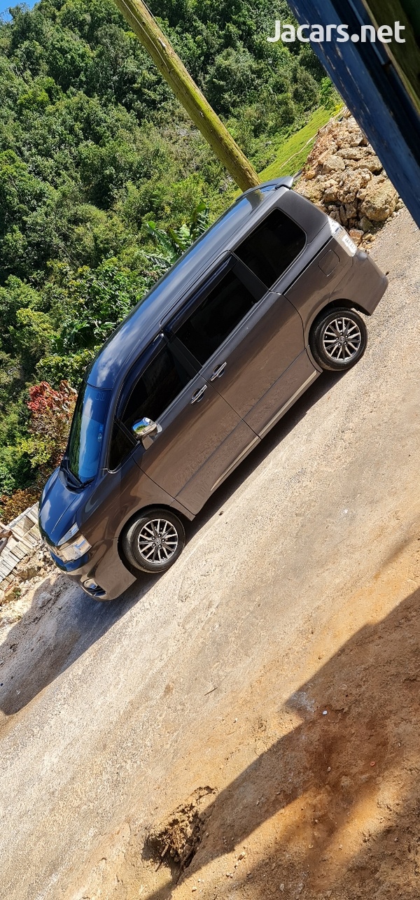 Toyota Voxy 2,0L 2012-10