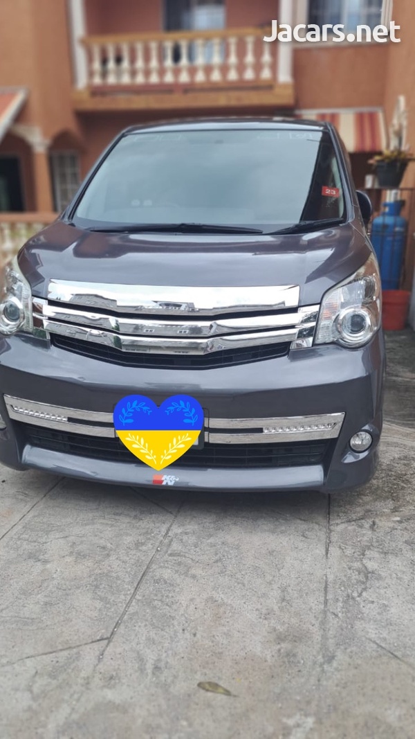 Toyota Noah 2,0L 2012-8