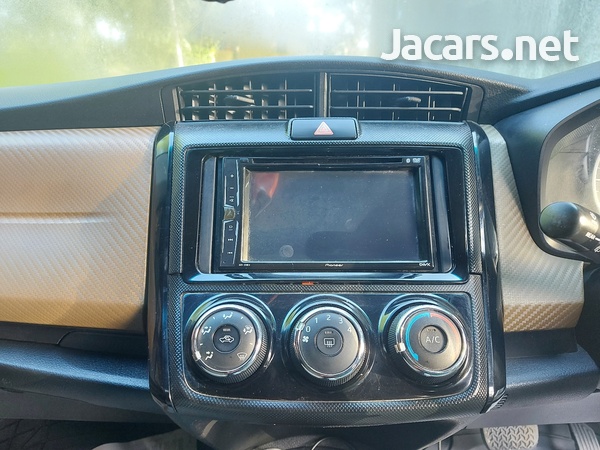 Toyota Axio 1,8L 2014-3