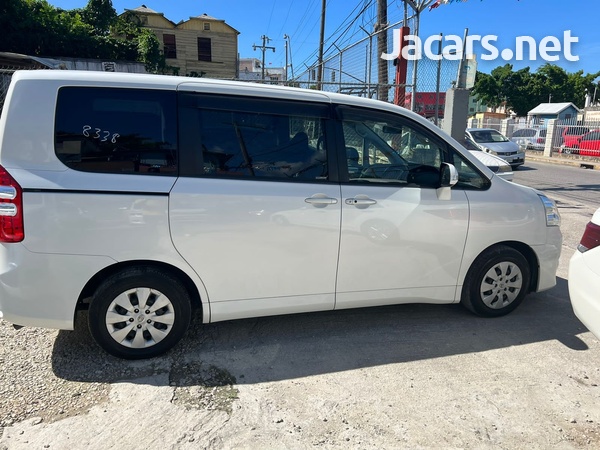 Toyota Noah 2,0L 2013-5