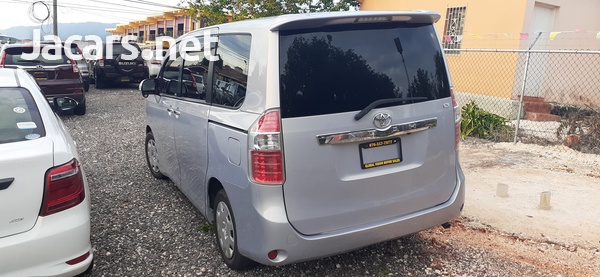 Toyota Noah 2,0L 2011-3