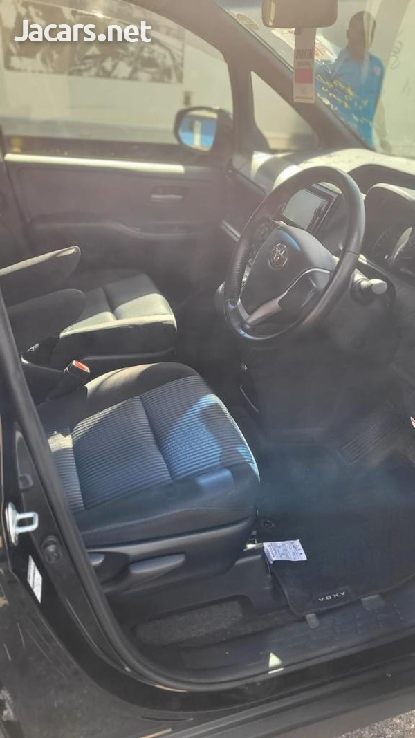 Toyota Voxy 2,0L 2014-8