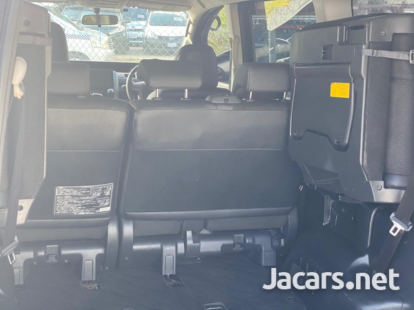 Toyota Voxy 2,0L 2013-13