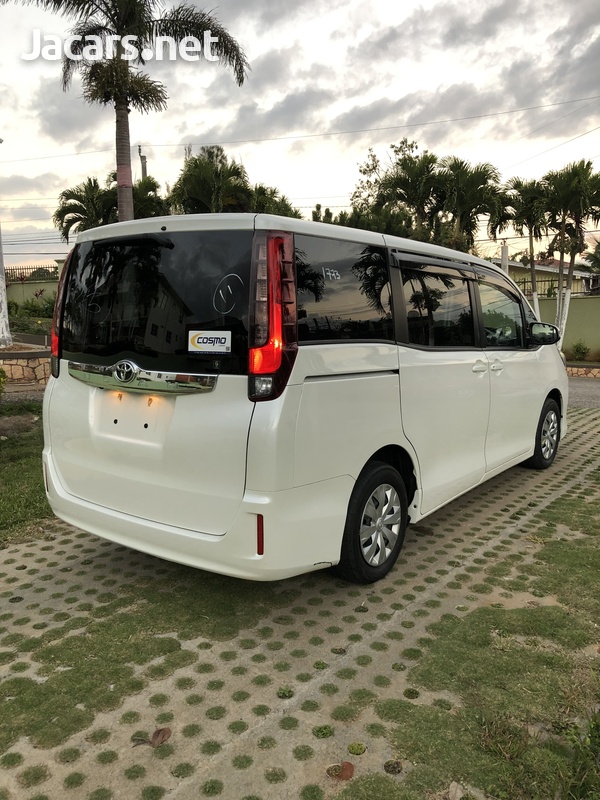 Toyota Noah 2,0L 2014-4