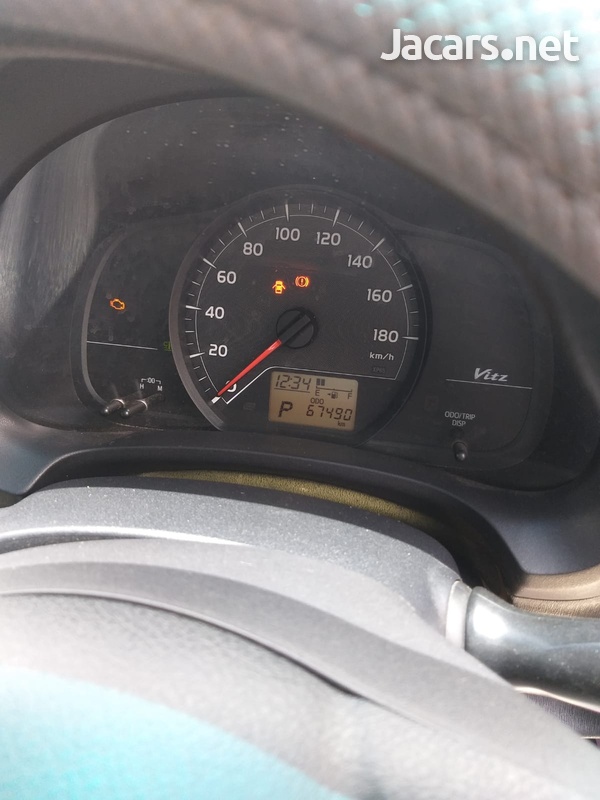 Toyota Vitz 1,0L 2012-3