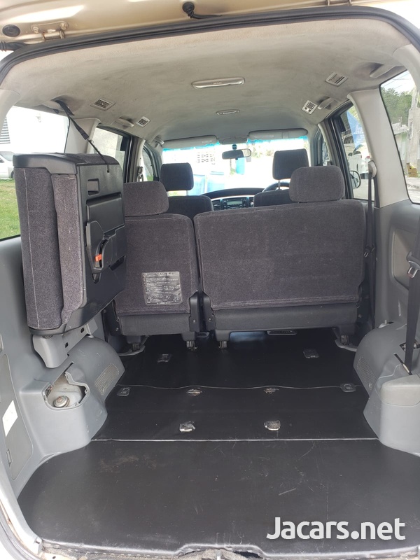 Toyota Voxy 2006-5