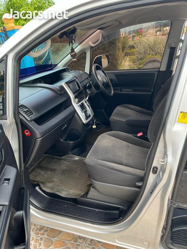 Toyota Voxy 1,9L 2012-8