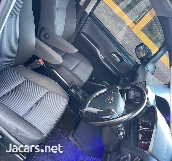 Toyota Voxy 2,0L 2015-4