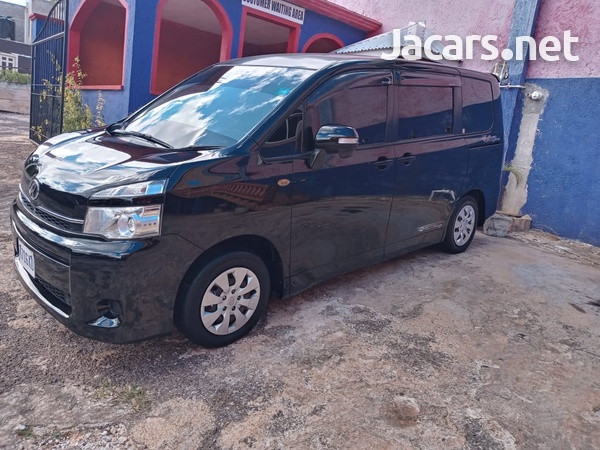 Toyota Voxy 2,0L 2013-4