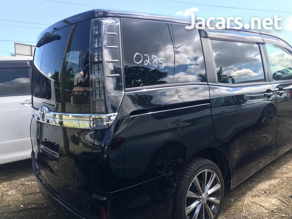 Toyota Voxy 2,0L 2017-4
