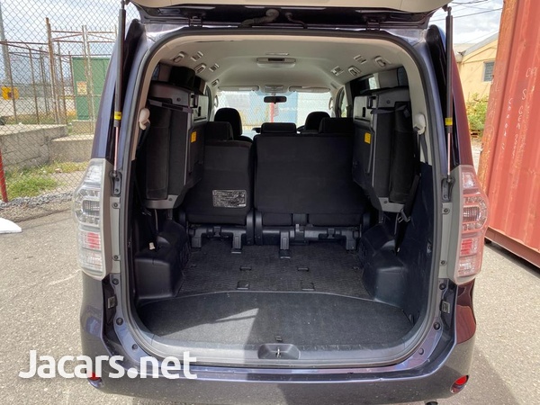 Toyota Voxy 2,0L 2013-6