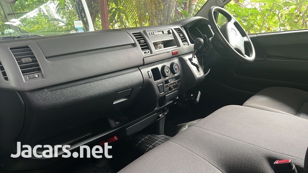 Toyota Hiace 2,0L 2012-4