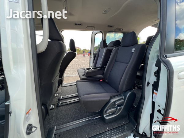 Toyota Noah 2,0L 2017-13