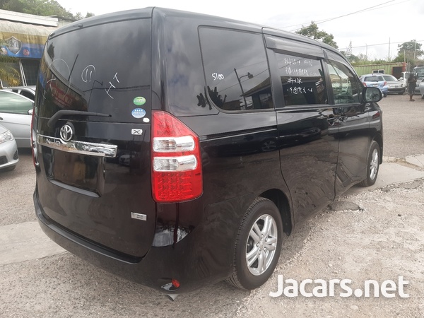Toyota Noah 2,0L 2012-4