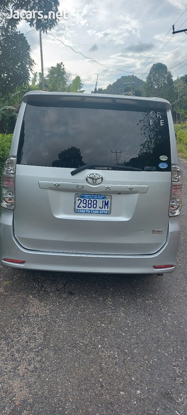 Toyota Voxy 2,0L 2010-3