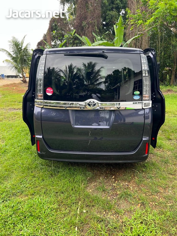 Toyota Voxy 2,0L 2016-10
