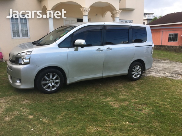 Toyota Voxy 2,0L 2011-3