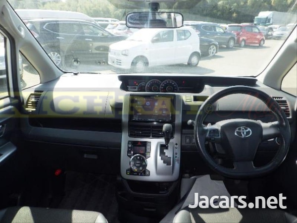 Toyota Voxy 2,0L 2013-11