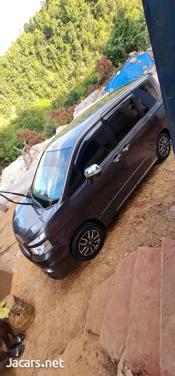 Toyota Voxy 2,0L 2012-4
