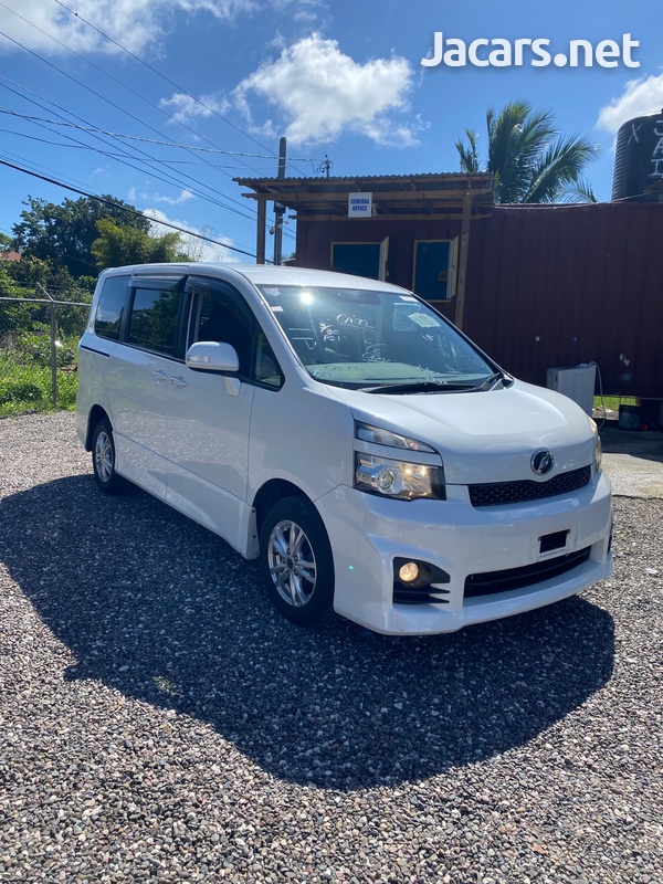 Toyota Voxy 2,0L 2013-1