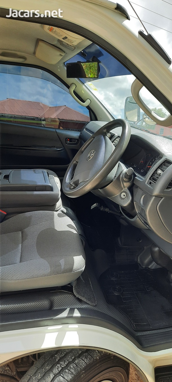 Toyota Hiace 3,0L 2015-1