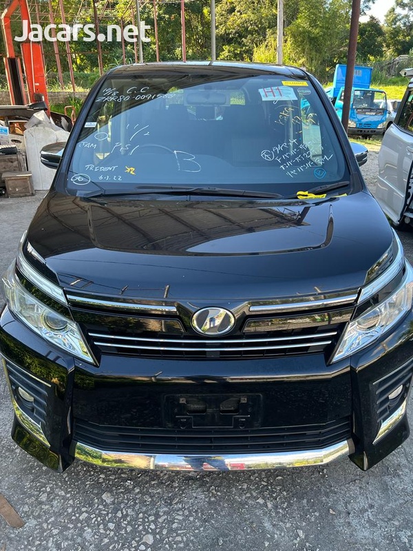 Toyota Voxy 2,0L 2014-1