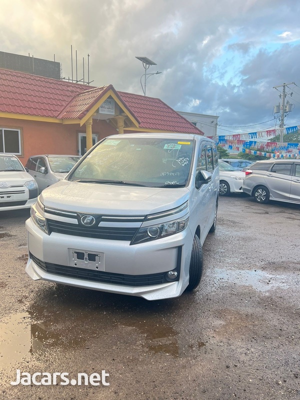 Toyota Voxy 2,0L 2015